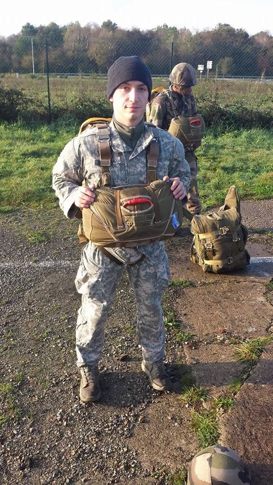 Doug Delpha en tenue militaire, portant son équipement en extérieur.